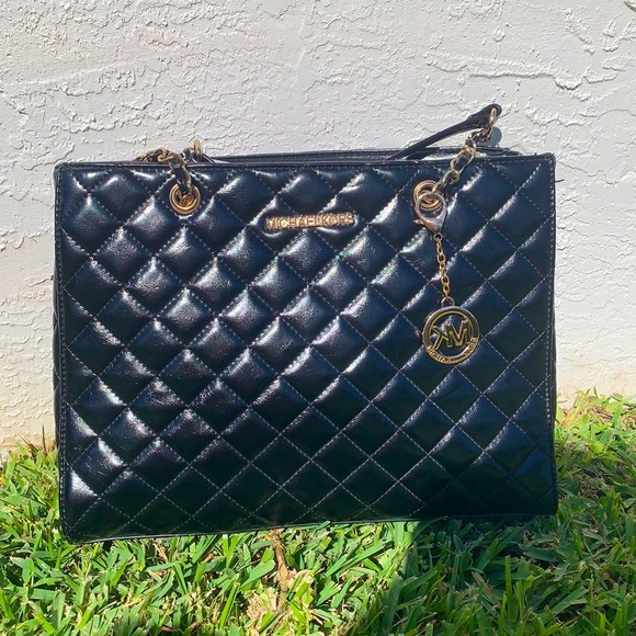 Michael Kors Handbags - 🎉 HOST PICK 🎉 Michael Kors Large Black Quilted Tote